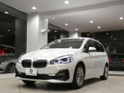 BMW 2シリーズ 218iｸﾞﾗﾝﾂｱﾗｰ ﾗｸﾞｼﾞｭｱﾘｰ ADｾｰﾌﾃｨPKG　☆有償ｶﾗｰ ☆後期 追ACC ﾚｰﾝDW 黒革 ﾋｰﾀｰ iﾄﾞﾗｲﾌﾞﾅﾋﾞ(第6世代ﾀｯﾁP対応) ﾍｯﾄﾞｱｯﾌﾟDSP Bｶﾒﾗ PDC LEDﾗｲﾄ ｵｰﾄﾃｰﾙｹﾞｰﾄ　2年保証