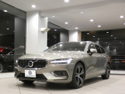 ボルボ V60 V60 B5ｲﾝｽｸﾘﾌﾟｼｮﾝ　☆1ｵｰﾅｰ 追ACC･LKA･ BLIS 茶革 全席ﾋｰﾀｰ ﾍﾞﾝﾁﾚｰﾀｰ ﾏｯｻｰｼﾞ ☆ｻﾝﾙｰﾌ ☆ｸﾘｽﾀﾙｼﾌﾄﾉﾌﾞ ﾀｯﾁｽｸﾘｰﾝHDDﾅﾋﾞ harman/K 全周囲ｶﾒﾗ LEDﾗｲﾄ ｵｰﾄﾃｰﾙｹﾞｰﾄ ☆OP19AW B5EG+ﾓｰﾀｰ　2年保証
