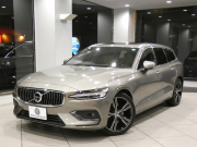 ボルボ V60 V60 B5ｲﾝｽｸﾘﾌﾟｼｮﾝ　☆1ｵｰﾅｰ 追ACC･LKA･ BLIS 茶革 全席ﾋｰﾀｰ ﾍﾞﾝﾁﾚｰﾀｰ ﾏｯｻｰｼﾞ ☆ｻﾝﾙｰﾌ ☆ｸﾘｽﾀﾙｼﾌﾄﾉﾌﾞ ﾀｯﾁｽｸﾘｰﾝHDDﾅﾋﾞ harman/K 全周囲ｶﾒﾗ LEDﾗｲﾄ ｵｰﾄﾃｰﾙｹﾞｰﾄ ☆OP19AW B5EG+ﾓｰﾀｰ　2年保証