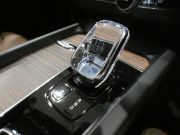 ボルボ XC60 XC60 B5 AWD ｲﾝｽｸﾘﾌﾟｼｮﾝ　追ACC･LKA･ BLIS 茶革 全席ﾋｰﾀｰ ﾍﾞﾝﾁﾚｰﾀｰ ﾏｯｻｰｼﾞ ☆ｻﾝﾙｰﾌ ☆ｸﾘｽﾀﾙｼﾌﾄ ﾀｯﾁｽｸﾘｰﾝHDDﾅﾋﾞ ☆B&Wｻｳﾝﾄﾞ 全周囲ｶﾒﾗ LEDﾗｲﾄ ｵｰﾄﾃｰﾙｹﾞｰﾄ 19AW B5EG+ﾓｰﾀｰ　2年保証