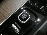 ボルボ XC60 XC60 B5 AWD ｲﾝｽｸﾘﾌﾟｼｮﾝ　追ACC･LKA･ BLIS 茶革 全席ﾋｰﾀｰ ﾍﾞﾝﾁﾚｰﾀｰ ﾏｯｻｰｼﾞ ☆ｻﾝﾙｰﾌ ☆ｸﾘｽﾀﾙｼﾌﾄ ﾀｯﾁｽｸﾘｰﾝHDDﾅﾋﾞ ☆B&Wｻｳﾝﾄﾞ 全周囲ｶﾒﾗ LEDﾗｲﾄ ｵｰﾄﾃｰﾙｹﾞｰﾄ 19AW B5EG+ﾓｰﾀｰ　2年保証