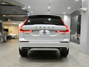 ボルボ XC60 XC60 T6 AWD Rﾃﾞｻﾞｲﾝ　ｼﾃｨｾｰﾌﾃｨ ACC･BLIS ☆ｽﾚｰﾄ(灰)半革 ﾋｰﾀｰ ﾀｯﾁｽｸﾘｰﾝHDDﾅﾋﾞTV 全周囲ｶﾒﾗ ﾍｯﾄﾞｱｯﾌﾟDSP LEDﾗｲﾄ Rﾃﾞｻﾞｲﾝ専用ｴｸｽﾃﾘｱ&21AW ☆ﾎﾟｰﾙｽﾀｰﾊﾟﾌｫｰﾏﾝｽSW 320ps　2年保証