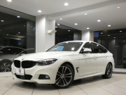 BMW 3シリーズ 320iｸﾞﾗﾝﾂｰﾘｽﾓ Mｽﾎﾟｰﾂ　☆後期 ｺﾝﾌｫA 追ACC ﾚｰﾝCHW 衝突軽減 黒革 ﾋｰﾀｰ iﾄﾞﾗｲﾌﾞﾅﾋﾞ(第5世代) ☆ﾄｯﾌﾟ･ｻｲﾄﾞﾋﾞｭｰｶﾒﾗ PDC LEDﾗｲﾄ Mｽﾎﾟｰﾂｴｱﾛ&19AW ｵｰﾄﾃｰﾙｹﾞｰﾄ　2年保証