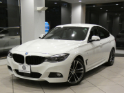 BMW 3シリーズ 320iｸﾞﾗﾝﾂｰﾘｽﾓ Mｽﾎﾟｰﾂ　☆後期 ｺﾝﾌｫA 追ACC ﾚｰﾝCHW 衝突軽減 黒革 ﾋｰﾀｰ iﾄﾞﾗｲﾌﾞﾅﾋﾞ(第5世代) ☆ﾄｯﾌﾟ･ｻｲﾄﾞﾋﾞｭｰｶﾒﾗ PDC LEDﾗｲﾄ Mｽﾎﾟｰﾂｴｱﾛ&19AW ｵｰﾄﾃｰﾙｹﾞｰﾄ　2年保証