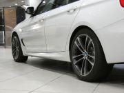 BMW 3シリーズ 320iｸﾞﾗﾝﾂｰﾘｽﾓ Mｽﾎﾟｰﾂ　☆後期 ｺﾝﾌｫA 追ACC ﾚｰﾝCHW 衝突軽減 黒革 ﾋｰﾀｰ iﾄﾞﾗｲﾌﾞﾅﾋﾞ(第5世代) ☆ﾄｯﾌﾟ･ｻｲﾄﾞﾋﾞｭｰｶﾒﾗ PDC LEDﾗｲﾄ Mｽﾎﾟｰﾂｴｱﾛ&19AW ｵｰﾄﾃｰﾙｹﾞｰﾄ　2年保証