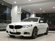 BMW 3シリーズ 320iｸﾞﾗﾝﾂｰﾘｽﾓ Mｽﾎﾟｰﾂ　☆後期 ｺﾝﾌｫA 追ACC ﾚｰﾝCHW 衝突軽減 黒革 ﾋｰﾀｰ iﾄﾞﾗｲﾌﾞﾅﾋﾞ(第5世代) ☆ﾄｯﾌﾟ･ｻｲﾄﾞﾋﾞｭｰｶﾒﾗ PDC LEDﾗｲﾄ Mｽﾎﾟｰﾂｴｱﾛ&19AW ｵｰﾄﾃｰﾙｹﾞｰﾄ　2年保証