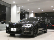 BMW 5シリーズ 523i Mｽﾎﾟｰﾂ　ｺﾝﾌｫA Dｱｼｽﾄ+ 追ACC ﾚｰﾝCHW 衝突軽減 ｸﾛｽ/ｱﾙｶﾝﾀｰﾗｼｰﾄ  iﾄﾞﾗｲﾌﾞﾅﾋﾞ(第6世代ﾀｯﾁP対応) ☆harman/kardon 全周囲ｶﾒﾗ PDC ☆ﾍｯﾄﾞｱｯﾌﾟDSP LEDﾗｲﾄ ｵｰﾄﾄﾗﾝｸ Mｽﾎﾟｰﾂｴｱﾛ&19AW　2年保証