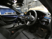 BMW 5シリーズ 523i Mｽﾎﾟｰﾂ　ｺﾝﾌｫA Dｱｼｽﾄ+ 追ACC ﾚｰﾝCHW 衝突軽減 ｸﾛｽ/ｱﾙｶﾝﾀｰﾗｼｰﾄ  iﾄﾞﾗｲﾌﾞﾅﾋﾞ(第6世代ﾀｯﾁP対応) ☆harman/kardon 全周囲ｶﾒﾗ PDC ☆ﾍｯﾄﾞｱｯﾌﾟDSP LEDﾗｲﾄ ｵｰﾄﾄﾗﾝｸ Mｽﾎﾟｰﾂｴｱﾛ&19AW　2年保証
