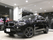 BMW X6 X6M　☆Indivi外装色 Dｱｼｽﾄ ﾚｰﾝDW ﾚｰﾝCHW ﾍｯﾄﾞｱｯﾌﾟDSP 黒革 全席ﾋｰﾀｰ iﾄﾞﾗｲﾌﾞﾅﾋﾞ(第6世代ﾀｯﾁP対応) Bｶﾒﾗ ﾄｯﾌﾟ･ｻｲﾄﾞﾋﾞｭｰｶﾒﾗ PDC LEDﾗｲﾄ ｱﾝﾋﾞｴﾝﾄﾗｲﾄ 専用ｴｸｽﾃﾘｱ&21AW 575PS　2年保証