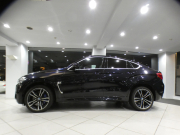 BMW X6 X6M　☆Indivi外装色 Dｱｼｽﾄ ﾚｰﾝDW ﾚｰﾝCHW ﾍｯﾄﾞｱｯﾌﾟDSP 黒革 全席ﾋｰﾀｰ iﾄﾞﾗｲﾌﾞﾅﾋﾞ(第6世代ﾀｯﾁP対応) Bｶﾒﾗ ﾄｯﾌﾟ･ｻｲﾄﾞﾋﾞｭｰｶﾒﾗ PDC LEDﾗｲﾄ ｱﾝﾋﾞｴﾝﾄﾗｲﾄ 専用ｴｸｽﾃﾘｱ&21AW 575PS　2年保証