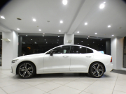 ボルボ S60 S60 B5 Rﾃﾞｻﾞｲﾝ　 ｼﾃｨｾｰﾌﾃｨ ACC･BLIS 黒半革 全席ﾋｰﾀｰ ☆ﾊﾟﾉﾗﾏSR ☆革張りﾀﾞｯｼｭﾎﾞｰﾄﾞ ﾀｯﾁｽｸﾘｰﾝHDDﾅﾋﾞ ☆B&Wｻｳﾝﾄﾞ全周囲ｶﾒﾗ ﾜｲﾔﾚｽCH ﾍｯﾄﾞｱｯﾌﾟDSP LEDﾗｲﾄ Rﾃﾞｻﾞｲﾝ専用ｴｸｽﾃﾘｱ ☆OP19AW　2年保証