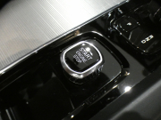 ボルボ S60 S60 B5 Rﾃﾞｻﾞｲﾝ　 ｼﾃｨｾｰﾌﾃｨ ACC･BLIS 黒半革 全席ﾋｰﾀｰ ☆ﾊﾟﾉﾗﾏSR ☆革張りﾀﾞｯｼｭﾎﾞｰﾄﾞ ﾀｯﾁｽｸﾘｰﾝHDDﾅﾋﾞ ☆B&Wｻｳﾝﾄﾞ全周囲ｶﾒﾗ ﾜｲﾔﾚｽCH ﾍｯﾄﾞｱｯﾌﾟDSP LEDﾗｲﾄ Rﾃﾞｻﾞｲﾝ専用ｴｸｽﾃﾘｱ ☆OP19AW　2年保証