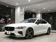 ボルボ S60 S60 B5 Rﾃﾞｻﾞｲﾝ　 ｼﾃｨｾｰﾌﾃｨ ACC･BLIS 黒半革 全席ﾋｰﾀｰ ☆ﾊﾟﾉﾗﾏSR ☆革張りﾀﾞｯｼｭﾎﾞｰﾄﾞ ﾀｯﾁｽｸﾘｰﾝHDDﾅﾋﾞ ☆B&Wｻｳﾝﾄﾞ全周囲ｶﾒﾗ ﾜｲﾔﾚｽCH ﾍｯﾄﾞｱｯﾌﾟDSP LEDﾗｲﾄ Rﾃﾞｻﾞｲﾝ専用ｴｸｽﾃﾘｱ ☆OP19AW　2年保証