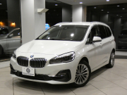 BMW 2シリーズ 218iｸﾞﾗﾝﾂｱﾗｰ ﾗｸﾞｼﾞｭｱﾘｰ ADｾｰﾌﾃｨPKG　☆有償ｶﾗｰ ☆後期 追ACC ﾚｰﾝDW 白革 ﾋｰﾀｰ iﾄﾞﾗｲﾌﾞﾅﾋﾞ(第6世代ﾀｯﾁP対応) ﾍｯﾄﾞｱｯﾌﾟDSP Bｶﾒﾗ PDC LEDﾗｲﾄ ｵｰﾄﾃｰﾙｹﾞｰﾄ　2年保証