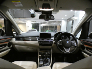 BMW 2シリーズ 218iｸﾞﾗﾝﾂｱﾗｰ ﾗｸﾞｼﾞｭｱﾘｰ ADｾｰﾌﾃｨPKG　☆有償ｶﾗｰ ☆後期 追ACC ﾚｰﾝDW 白革 ﾋｰﾀｰ iﾄﾞﾗｲﾌﾞﾅﾋﾞ(第6世代ﾀｯﾁP対応) ﾍｯﾄﾞｱｯﾌﾟDSP Bｶﾒﾗ PDC LEDﾗｲﾄ ｵｰﾄﾃｰﾙｹﾞｰﾄ　2年保証