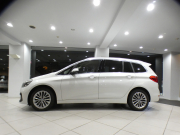 BMW 2シリーズ 218iｸﾞﾗﾝﾂｱﾗｰ ﾗｸﾞｼﾞｭｱﾘｰ ADｾｰﾌﾃｨPKG　☆有償ｶﾗｰ ☆後期 追ACC ﾚｰﾝDW 白革 ﾋｰﾀｰ iﾄﾞﾗｲﾌﾞﾅﾋﾞ(第6世代ﾀｯﾁP対応) ﾍｯﾄﾞｱｯﾌﾟDSP Bｶﾒﾗ PDC LEDﾗｲﾄ ｵｰﾄﾃｰﾙｹﾞｰﾄ　2年保証