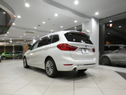 BMW 2シリーズ 218iｸﾞﾗﾝﾂｱﾗｰ ﾗｸﾞｼﾞｭｱﾘｰ ADｾｰﾌﾃｨPKG　☆有償ｶﾗｰ ☆後期 追ACC ﾚｰﾝDW 白革 ﾋｰﾀｰ iﾄﾞﾗｲﾌﾞﾅﾋﾞ(第6世代ﾀｯﾁP対応) ﾍｯﾄﾞｱｯﾌﾟDSP Bｶﾒﾗ PDC LEDﾗｲﾄ ｵｰﾄﾃｰﾙｹﾞｰﾄ　2年保証