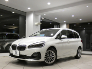 BMW 2シリーズ 218iｸﾞﾗﾝﾂｱﾗｰ ﾗｸﾞｼﾞｭｱﾘｰ ADｾｰﾌﾃｨPKG　☆有償ｶﾗｰ ☆後期 追ACC ﾚｰﾝDW 白革 ﾋｰﾀｰ iﾄﾞﾗｲﾌﾞﾅﾋﾞ(第6世代ﾀｯﾁP対応) ﾍｯﾄﾞｱｯﾌﾟDSP Bｶﾒﾗ PDC LEDﾗｲﾄ ｵｰﾄﾃｰﾙｹﾞｰﾄ　2年保証