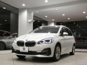 BMW 2シリーズ 218iｸﾞﾗﾝﾂｱﾗｰ ﾗｸﾞｼﾞｭｱﾘｰ ADｾｰﾌﾃｨPKG　☆有償ｶﾗｰ ☆後期 追ACC ﾚｰﾝDW 白革 ﾋｰﾀｰ iﾄﾞﾗｲﾌﾞﾅﾋﾞ(第6世代ﾀｯﾁP対応) ﾍｯﾄﾞｱｯﾌﾟDSP Bｶﾒﾗ PDC LEDﾗｲﾄ ｵｰﾄﾃｰﾙｹﾞｰﾄ　2年保証