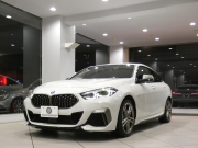 BMW 2シリーズ M235i Xﾄﾞﾗｲﾌﾞ ｸﾞﾗﾝｸｰﾍﾟ　ｺﾝﾌｫA Dｱｼｽﾄ 追ACC ﾚｰﾝDW 衝突軽減 半革 ﾋｰﾀｰ iﾄﾞﾗｲﾌﾞﾅﾋﾞ(第7世代) Bｶﾒﾗ PDC LEDﾗｲﾄ ｱﾝﾋﾞｴﾝﾄﾗｲﾄ 専用ｴｸｽﾃﾘｱ&18AW 306ps　2年保証