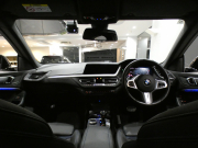 BMW 2シリーズ M235i Xﾄﾞﾗｲﾌﾞ ｸﾞﾗﾝｸｰﾍﾟ　ｺﾝﾌｫA Dｱｼｽﾄ 追ACC ﾚｰﾝDW 衝突軽減 半革 ﾋｰﾀｰ iﾄﾞﾗｲﾌﾞﾅﾋﾞ(第7世代) Bｶﾒﾗ PDC LEDﾗｲﾄ ｱﾝﾋﾞｴﾝﾄﾗｲﾄ 専用ｴｸｽﾃﾘｱ&18AW 306ps　2年保証