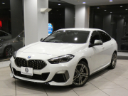 BMW 2シリーズ M235i Xﾄﾞﾗｲﾌﾞ ｸﾞﾗﾝｸｰﾍﾟ　ｺﾝﾌｫA Dｱｼｽﾄ 追ACC ﾚｰﾝDW 衝突軽減 半革 ﾋｰﾀｰ iﾄﾞﾗｲﾌﾞﾅﾋﾞ(第7世代) Bｶﾒﾗ PDC LEDﾗｲﾄ ｱﾝﾋﾞｴﾝﾄﾗｲﾄ 専用ｴｸｽﾃﾘｱ&18AW 306ps　2年保証