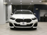 BMW 2シリーズ M235i Xﾄﾞﾗｲﾌﾞ ｸﾞﾗﾝｸｰﾍﾟ　ｺﾝﾌｫA Dｱｼｽﾄ 追ACC ﾚｰﾝDW 衝突軽減 半革 ﾋｰﾀｰ iﾄﾞﾗｲﾌﾞﾅﾋﾞ(第7世代) Bｶﾒﾗ PDC LEDﾗｲﾄ ｱﾝﾋﾞｴﾝﾄﾗｲﾄ 専用ｴｸｽﾃﾘｱ&18AW 306ps　2年保証
