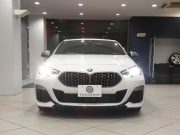 BMW 2シリーズ M235i Xﾄﾞﾗｲﾌﾞ ｸﾞﾗﾝｸｰﾍﾟ　ｺﾝﾌｫA Dｱｼｽﾄ 追ACC ﾚｰﾝDW 衝突軽減 半革 ﾋｰﾀｰ iﾄﾞﾗｲﾌﾞﾅﾋﾞ(第7世代) Bｶﾒﾗ PDC LEDﾗｲﾄ ｱﾝﾋﾞｴﾝﾄﾗｲﾄ 専用ｴｸｽﾃﾘｱ&18AW 306ps　2年保証