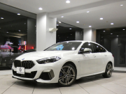 BMW 2シリーズ M235i Xﾄﾞﾗｲﾌﾞ ｸﾞﾗﾝｸｰﾍﾟ　ｺﾝﾌｫA Dｱｼｽﾄ 追ACC ﾚｰﾝDW 衝突軽減 半革 ﾋｰﾀｰ iﾄﾞﾗｲﾌﾞﾅﾋﾞ(第7世代) Bｶﾒﾗ PDC LEDﾗｲﾄ ｱﾝﾋﾞｴﾝﾄﾗｲﾄ 専用ｴｸｽﾃﾘｱ&18AW 306ps　2年保証