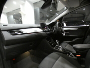 BMW 2シリーズ 218iｸﾞﾗﾝﾂｱﾗｰ ｱﾄﾞﾊﾞﾝｽﾄｱｸﾃｨﾌﾞｾｰﾌﾃｨPKG　☆後期 ☆追ACC ﾚｰﾝDW ｼｰﾄﾋｰﾀｰ iﾄﾞﾗｲﾌﾞﾅﾋﾞ(第6世代ﾀｯﾁP対応) ☆ﾍｯﾄﾞｱｯﾌﾟDSP Bｶﾒﾗ PDC LEDﾗｲﾄ ｵｰﾄﾃｰﾙｹﾞｰﾄ　2年保証