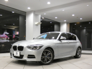 BMW 1シリーズ M135i ﾊﾟｰｷﾝｸﾞｻﾎﾟｰﾄPKG　ｺﾝﾌｫA 黒革 ﾋｰﾀｰ iDriveﾅﾋﾞ(CIC) BTｵｰﾃﾞｨｵ ☆Bｶﾒﾗ Rｾﾝｻｰ ｷｾﾉﾝ 専用ｴｸｽﾃﾘｱ&18AW 326ps　2年保証