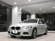 BMW 1シリーズ M135i ﾊﾟｰｷﾝｸﾞｻﾎﾟｰﾄPKG　ｺﾝﾌｫA 黒革 ﾋｰﾀｰ iDriveﾅﾋﾞ(CIC) BTｵｰﾃﾞｨｵ ☆Bｶﾒﾗ Rｾﾝｻｰ ｷｾﾉﾝ 専用ｴｸｽﾃﾘｱ&18AW 326ps　2年保証