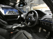 BMW 1シリーズ M135i ﾊﾟｰｷﾝｸﾞｻﾎﾟｰﾄPKG　ｺﾝﾌｫA 黒革 ﾋｰﾀｰ iDriveﾅﾋﾞ(CIC) BTｵｰﾃﾞｨｵ ☆Bｶﾒﾗ Rｾﾝｻｰ ｷｾﾉﾝ 専用ｴｸｽﾃﾘｱ&18AW 326ps　2年保証