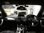 BMW 1シリーズ M135i ﾊﾟｰｷﾝｸﾞｻﾎﾟｰﾄPKG　ｺﾝﾌｫA 黒革 ﾋｰﾀｰ iDriveﾅﾋﾞ(CIC) BTｵｰﾃﾞｨｵ ☆Bｶﾒﾗ Rｾﾝｻｰ ｷｾﾉﾝ 専用ｴｸｽﾃﾘｱ&18AW 326ps　2年保証