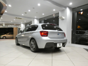 BMW 1シリーズ M135i ﾊﾟｰｷﾝｸﾞｻﾎﾟｰﾄPKG　ｺﾝﾌｫA 黒革 ﾋｰﾀｰ iDriveﾅﾋﾞ(CIC) BTｵｰﾃﾞｨｵ ☆Bｶﾒﾗ Rｾﾝｻｰ ｷｾﾉﾝ 専用ｴｸｽﾃﾘｱ&18AW 326ps　2年保証
