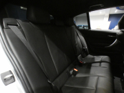 BMW 1シリーズ M135i ﾊﾟｰｷﾝｸﾞｻﾎﾟｰﾄPKG　ｺﾝﾌｫA 黒革 ﾋｰﾀｰ iDriveﾅﾋﾞ(CIC) BTｵｰﾃﾞｨｵ ☆Bｶﾒﾗ Rｾﾝｻｰ ｷｾﾉﾝ 専用ｴｸｽﾃﾘｱ&18AW 326ps　2年保証