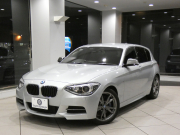 BMW 1シリーズ M135i ﾊﾟｰｷﾝｸﾞｻﾎﾟｰﾄPKG　ｺﾝﾌｫA 黒革 ﾋｰﾀｰ iDriveﾅﾋﾞ(CIC) BTｵｰﾃﾞｨｵ ☆Bｶﾒﾗ Rｾﾝｻｰ ｷｾﾉﾝ 専用ｴｸｽﾃﾘｱ&18AW 326ps　2年保証