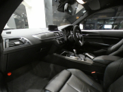 BMW Mシリーズ M2ｸｰﾍﾟ　☆後期 ｺﾝﾌｫA 黒革 ﾋｰﾀｰ ☆CS用ｱﾙｶﾝﾀﾗｽﾃｱﾘﾝｸﾞ ﾀｯﾁP対応iDriveﾅﾋﾞ ☆harman/k ☆TVﾁｭｰﾅｰ Bｶﾒﾗ PDC LEDﾗｲﾄ 専用ｴｸｽﾃﾘｱ&19AW 370ps　2年保証