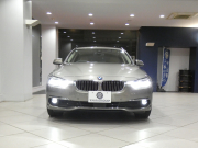 BMW 3シリーズ 320i XDriveﾂｰﾘﾝｸﾞ ﾗｸﾞｼﾞｭｱﾘｰ　後期 追ACC ﾚｰﾝCHW 衝突軽減 ☆ﾍｯﾄﾞｱｯﾌﾟDSP ﾍﾞｰｼﾞｭ革 ﾋｰﾀｰ ﾀｯﾁP対応iﾄﾞﾗｲﾌﾞﾅﾋﾞ(第6世代) ☆ﾄｯﾌﾟ･ｻｲﾄﾞﾋﾞｭｰｶﾒﾗ PDC ☆TVﾁｭｰﾅｰ LEDﾗｲﾄ&ﾃｰﾙﾗﾝﾌﾟ ｵｰﾄﾃｰﾙｹﾞｰﾄ　2年保証