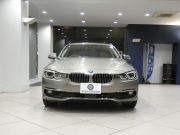 BMW 3シリーズ 320i XDriveﾂｰﾘﾝｸﾞ ﾗｸﾞｼﾞｭｱﾘｰ　後期 追ACC ﾚｰﾝCHW 衝突軽減 ☆ﾍｯﾄﾞｱｯﾌﾟDSP ﾍﾞｰｼﾞｭ革 ﾋｰﾀｰ ﾀｯﾁP対応iﾄﾞﾗｲﾌﾞﾅﾋﾞ(第6世代) ☆ﾄｯﾌﾟ･ｻｲﾄﾞﾋﾞｭｰｶﾒﾗ PDC ☆TVﾁｭｰﾅｰ LEDﾗｲﾄ&ﾃｰﾙﾗﾝﾌﾟ ｵｰﾄﾃｰﾙｹﾞｰﾄ　2年保証