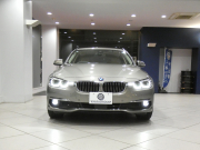 BMW 3シリーズ 320i XDriveﾂｰﾘﾝｸﾞ ﾗｸﾞｼﾞｭｱﾘｰ　後期 追ACC ﾚｰﾝCHW 衝突軽減 ☆ﾍｯﾄﾞｱｯﾌﾟDSP ﾍﾞｰｼﾞｭ革 ﾋｰﾀｰ ﾀｯﾁP対応iﾄﾞﾗｲﾌﾞﾅﾋﾞ(第6世代) ☆ﾄｯﾌﾟ･ｻｲﾄﾞﾋﾞｭｰｶﾒﾗ PDC ☆TVﾁｭｰﾅｰ LEDﾗｲﾄ&ﾃｰﾙﾗﾝﾌﾟ ｵｰﾄﾃｰﾙｹﾞｰﾄ　2年保証
