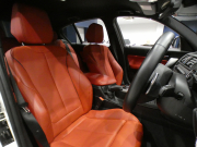 BMW 1シリーズ M135i 　ｺﾝﾌｫA ☆赤革 ﾋｰﾀｰ iDriveﾅﾋﾞ(CIC) BTｵｰﾃﾞｨｵ ☆Bｶﾒﾗ ｷｾﾉﾝ 専用ｴｸｽﾃﾘｱ&18AW 326ps　2年保証