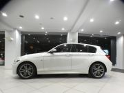 BMW 1シリーズ M135i 　ｺﾝﾌｫA ☆赤革 ﾋｰﾀｰ iDriveﾅﾋﾞ(CIC) BTｵｰﾃﾞｨｵ ☆Bｶﾒﾗ ｷｾﾉﾝ 専用ｴｸｽﾃﾘｱ&18AW 326ps　2年保証