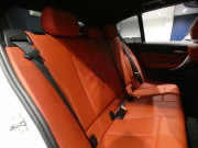 BMW 1シリーズ M135i 　ｺﾝﾌｫA ☆赤革 ﾋｰﾀｰ iDriveﾅﾋﾞ(CIC) BTｵｰﾃﾞｨｵ ☆Bｶﾒﾗ ｷｾﾉﾝ 専用ｴｸｽﾃﾘｱ&18AW 326ps　2年保証