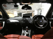 BMW 1シリーズ M135i 　ｺﾝﾌｫA ☆赤革 ﾋｰﾀｰ iDriveﾅﾋﾞ(CIC) BTｵｰﾃﾞｨｵ ☆Bｶﾒﾗ ｷｾﾉﾝ 専用ｴｸｽﾃﾘｱ&18AW 326ps　2年保証