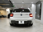 BMW 1シリーズ M135i 　ｺﾝﾌｫA ☆赤革 ﾋｰﾀｰ iDriveﾅﾋﾞ(CIC) BTｵｰﾃﾞｨｵ ☆Bｶﾒﾗ ｷｾﾉﾝ 専用ｴｸｽﾃﾘｱ&18AW 326ps　2年保証