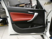 BMW 1シリーズ M135i 　ｺﾝﾌｫA ☆赤革 ﾋｰﾀｰ iDriveﾅﾋﾞ(CIC) BTｵｰﾃﾞｨｵ ☆Bｶﾒﾗ ｷｾﾉﾝ 専用ｴｸｽﾃﾘｱ&18AW 326ps　2年保証