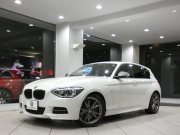 BMW 1シリーズ M135i 　ｺﾝﾌｫA ☆赤革 ﾋｰﾀｰ iDriveﾅﾋﾞ(CIC) BTｵｰﾃﾞｨｵ ☆Bｶﾒﾗ ｷｾﾉﾝ 専用ｴｸｽﾃﾘｱ&18AW 326ps　2年保証