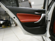 BMW 1シリーズ M135i 　ｺﾝﾌｫA ☆赤革 ﾋｰﾀｰ iDriveﾅﾋﾞ(CIC) BTｵｰﾃﾞｨｵ ☆Bｶﾒﾗ ｷｾﾉﾝ 専用ｴｸｽﾃﾘｱ&18AW 326ps　2年保証
