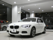 BMW 1シリーズ M135i 　ｺﾝﾌｫA ☆赤革 ﾋｰﾀｰ iDriveﾅﾋﾞ(CIC) BTｵｰﾃﾞｨｵ ☆Bｶﾒﾗ ｷｾﾉﾝ 専用ｴｸｽﾃﾘｱ&18AW 326ps　2年保証